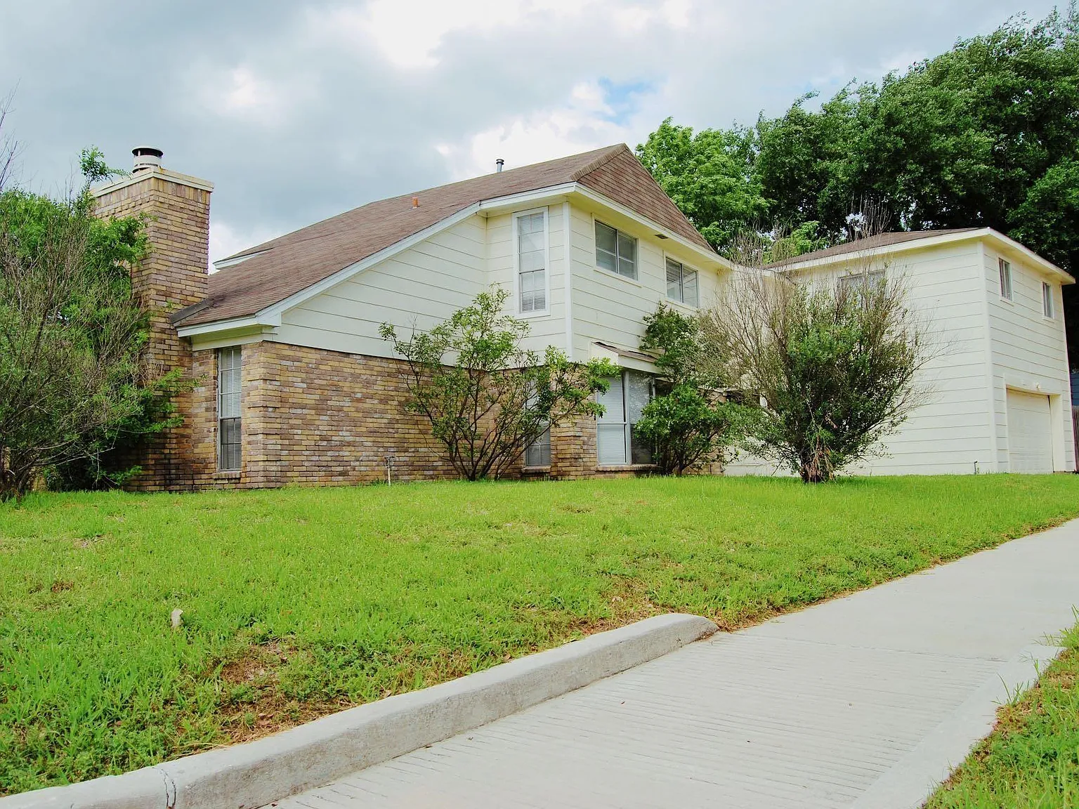 6 bed, 3.5 bath, 2717 sqft, $2,100 — Photo 2