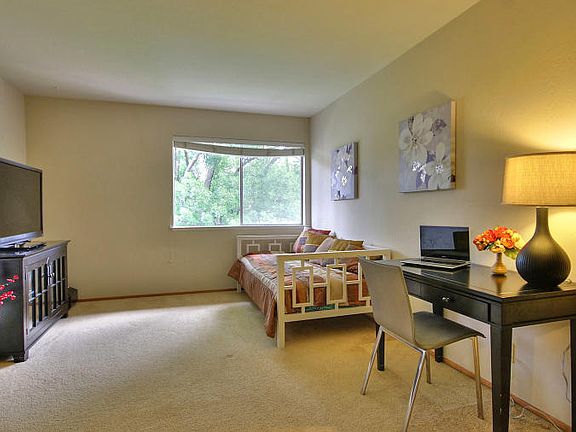 5th image of 120 Carlton Ave Unit 4