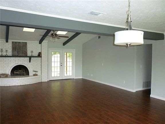 4th image of 2421 Northcrest Dr