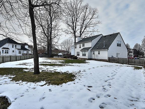 3rd image of 6211 Harewood Ln