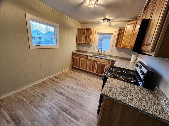 4th image of 610 W Locust Ave