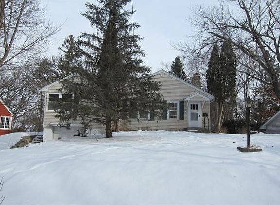 2nd image of 1054 Summit Ave