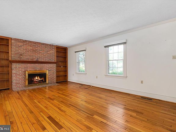 4th image of 179 Woodridge Ln