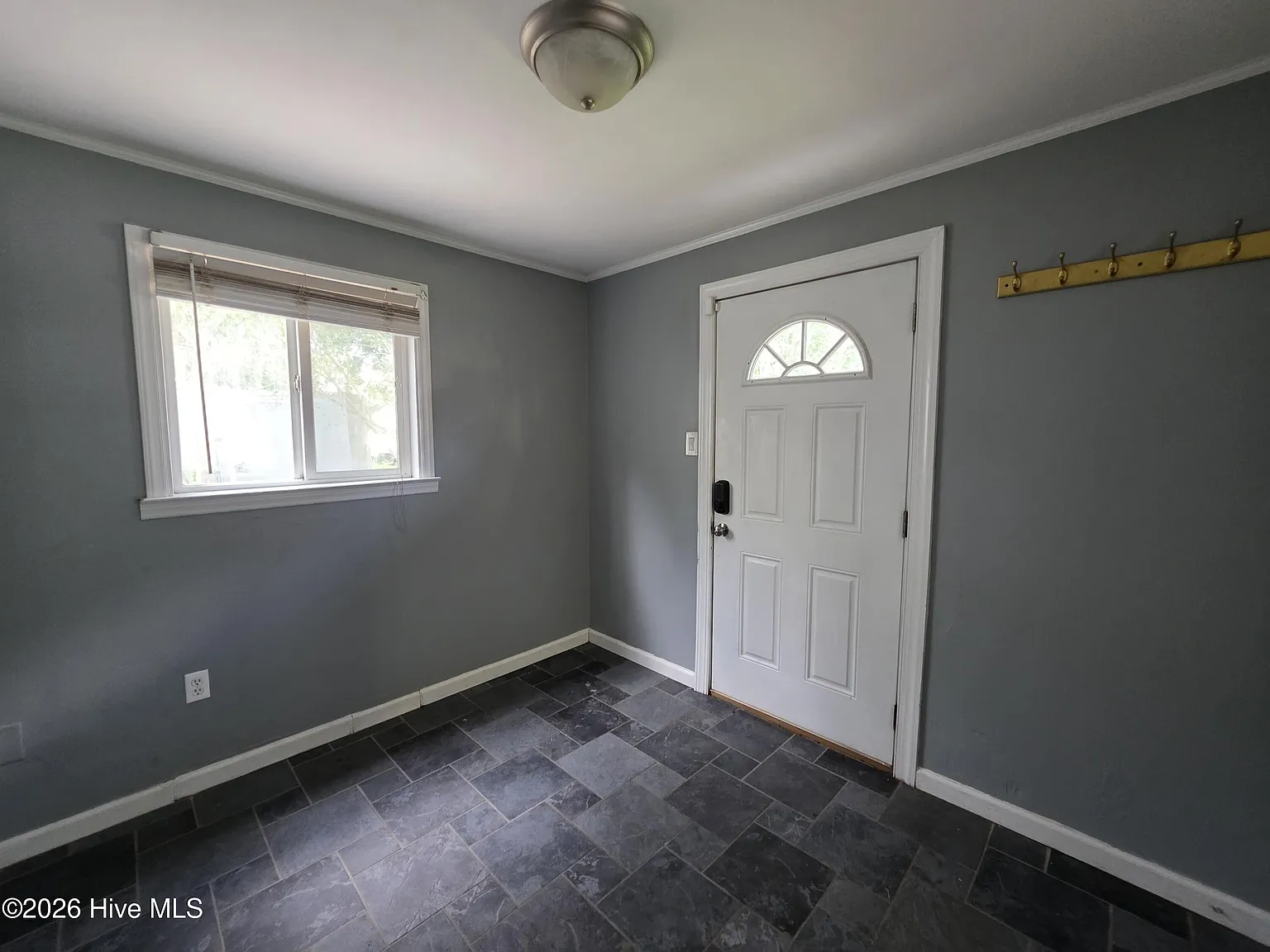 3 bed, 2.0 bath, 1387 sqft, $1,550 — Photo 3