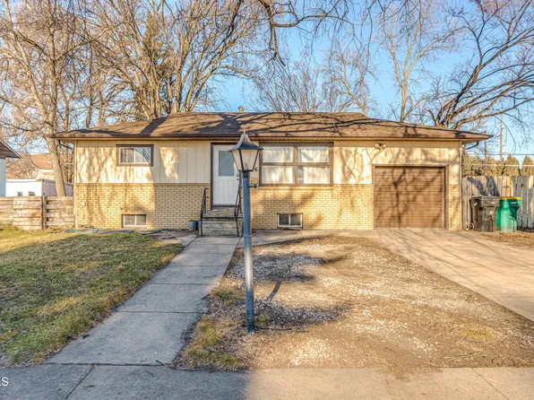 566 Sunset Pl, Bismarck, ND 58504