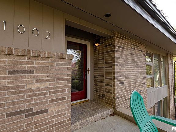 3rd image of 1002 S Briarwood Dr