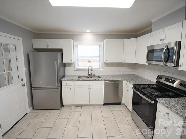 924 Edgegreen Dr — Photo 7