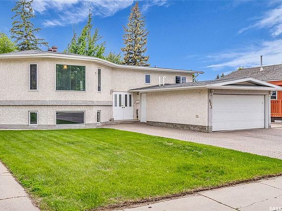 3rd image of 823 Coppermine Cres