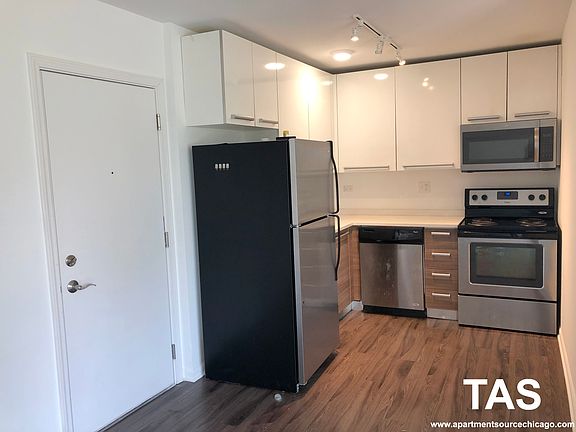 3rd image of 925 W Carmen Ave APT 7A