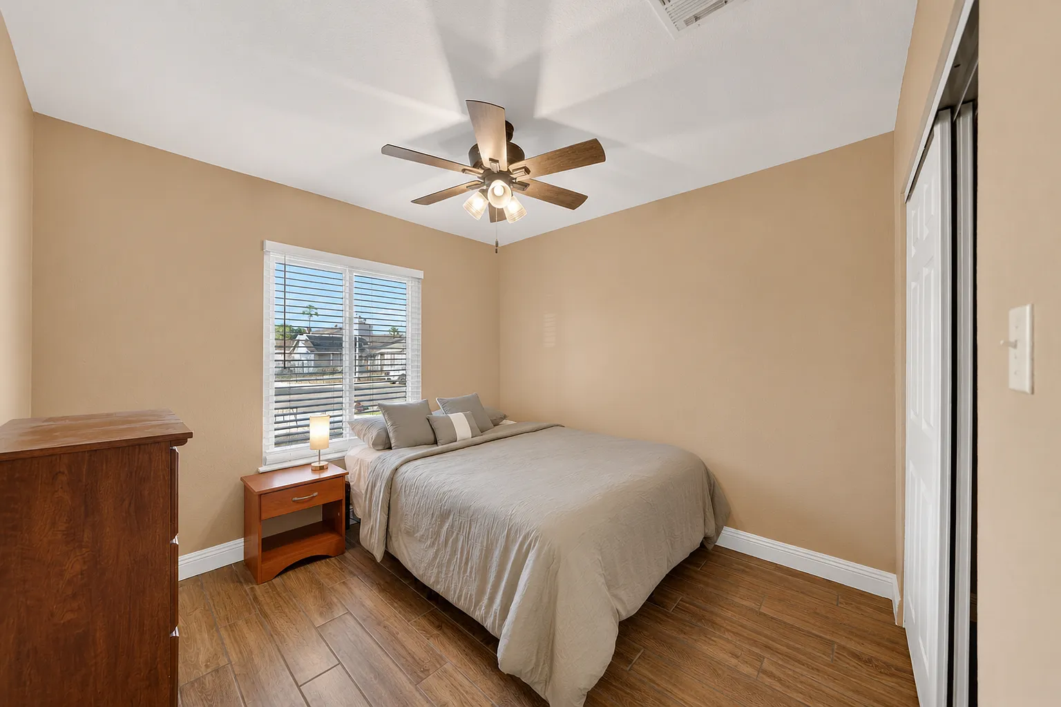 5 bed, 1800 sqft, $875 — Photo 1