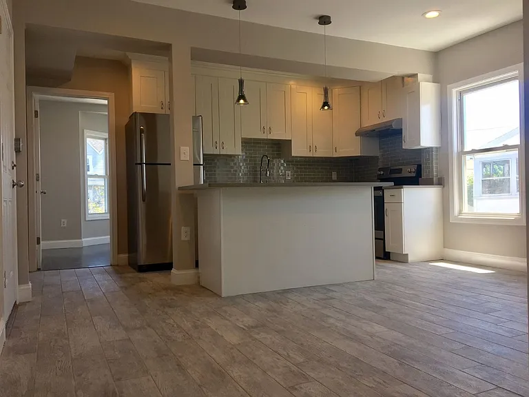 77 Linden St #2 — Photo 2