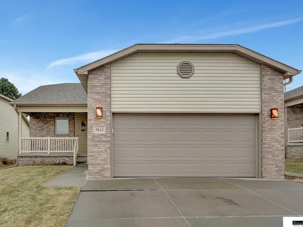 9111 Chalk Hill Dr, Lincoln, NE 68526