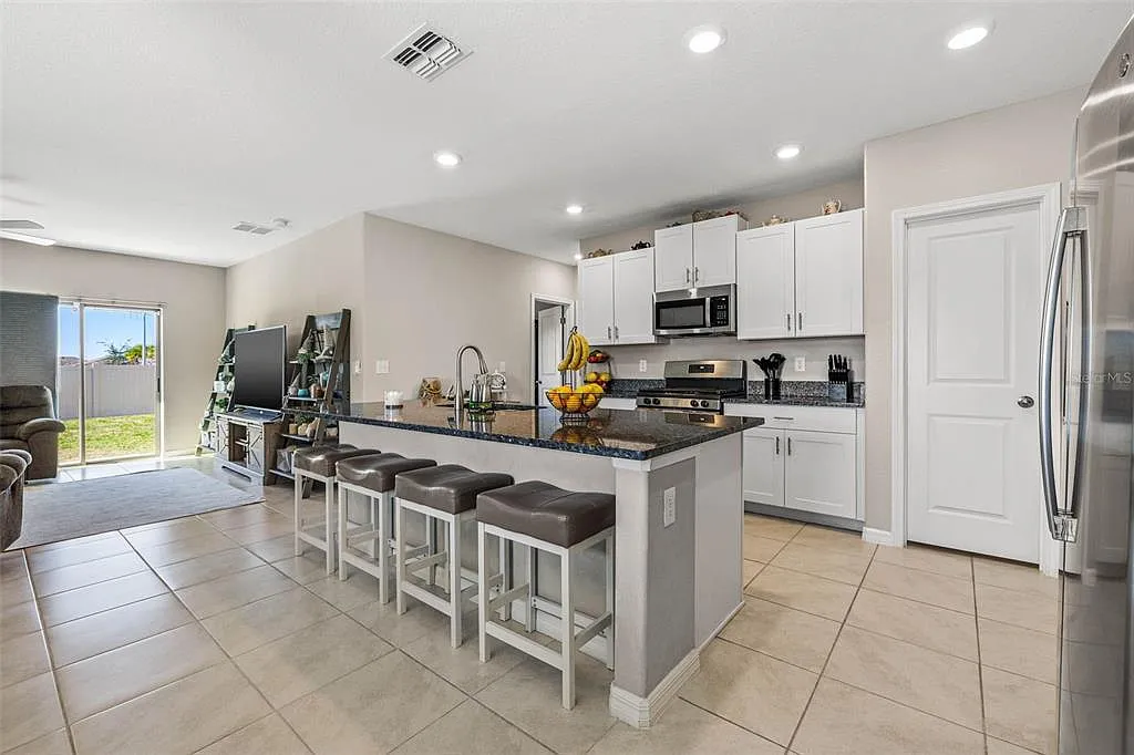 6 bed, 2614 sqft, $3,020 — Photo 2