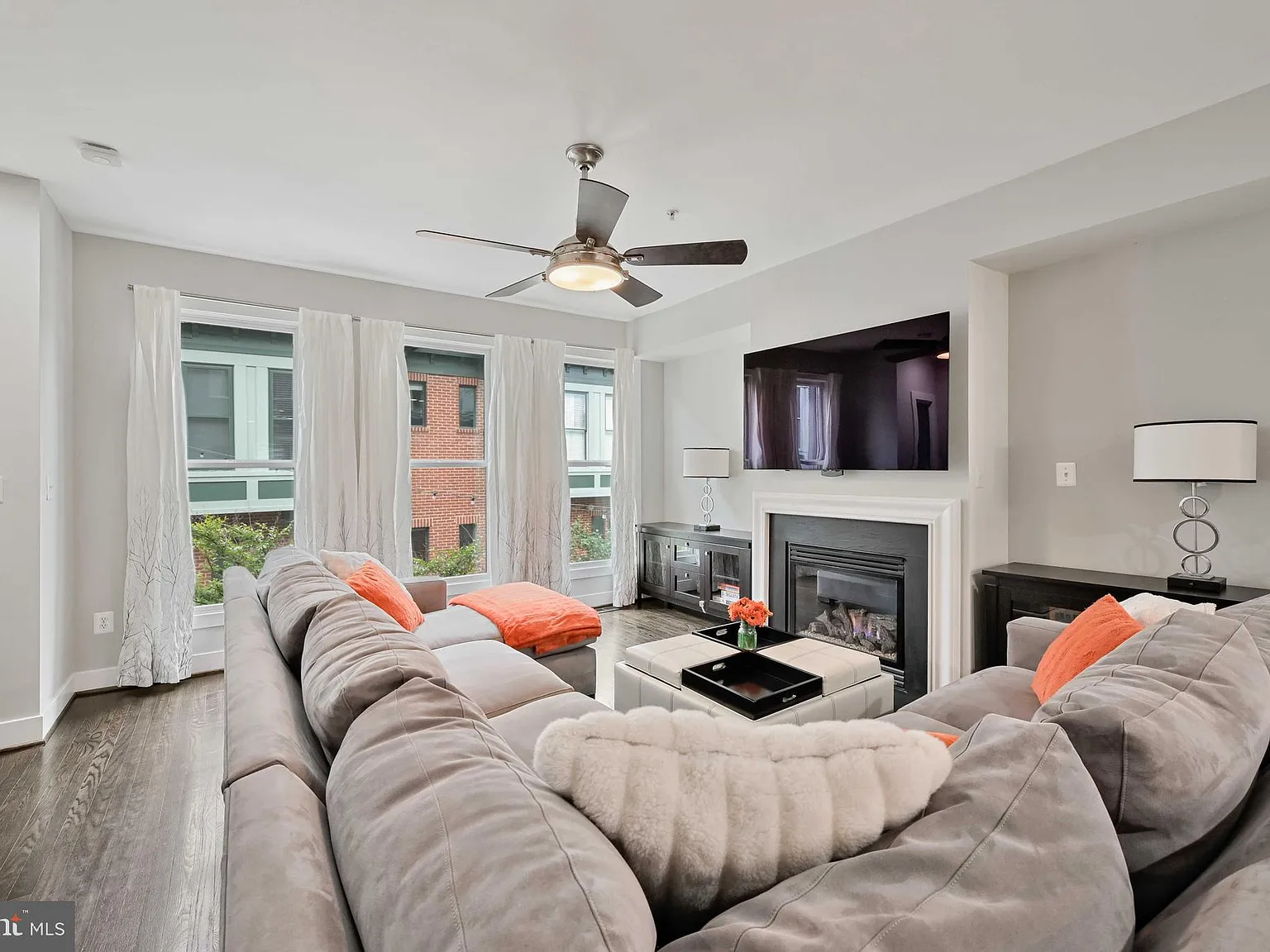 3 bed, 3.5 bath, 2118 sqft, $3,200 — Photo 3