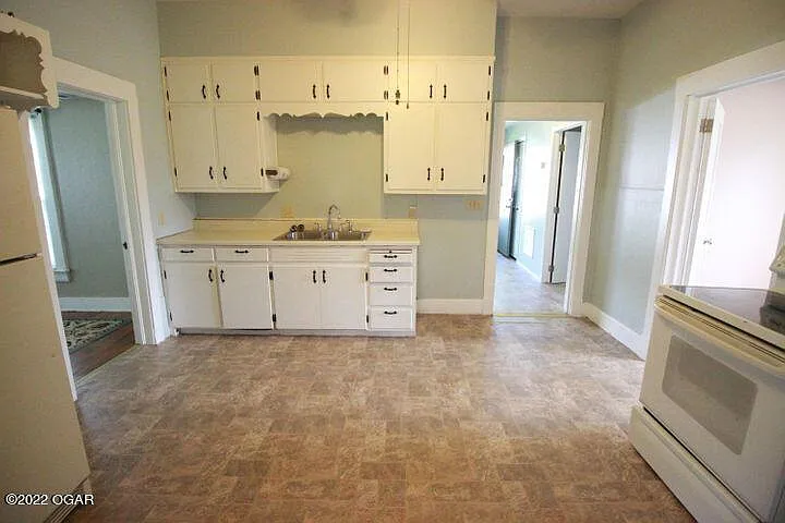 128 S School St — Photo 2
