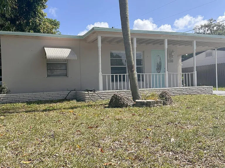 100 NW 52nd St — Photo 2