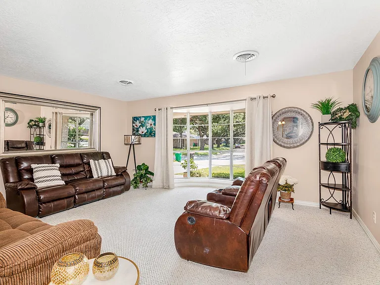 2202 Eaves Dr — Photo 4
