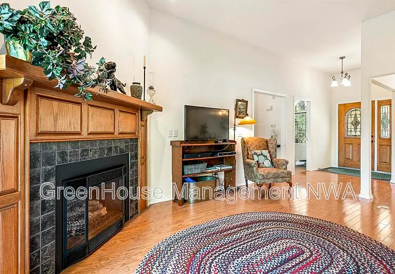 28 Latshaw Dr — Photo 7