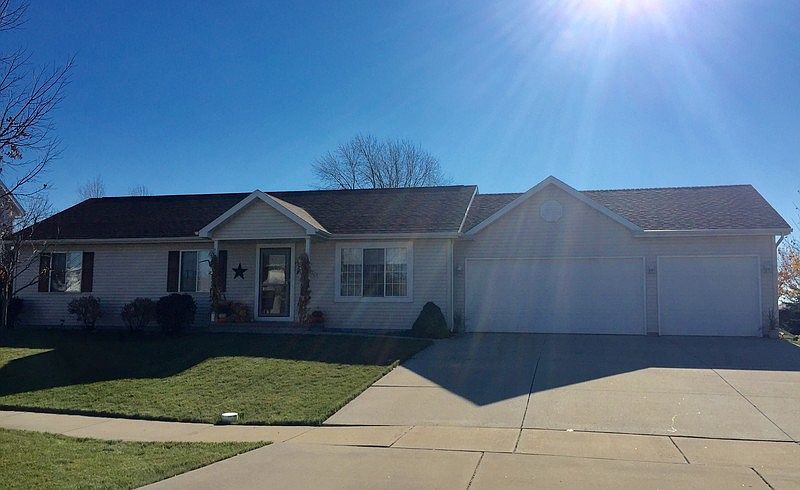 1st image of 904 Carriage Ln