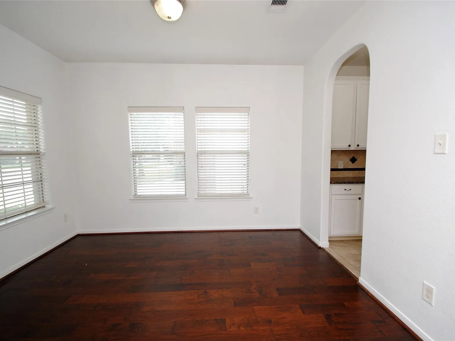 3 bed, 2.0 bath, 2209 sqft, $2,350 — Photo 4