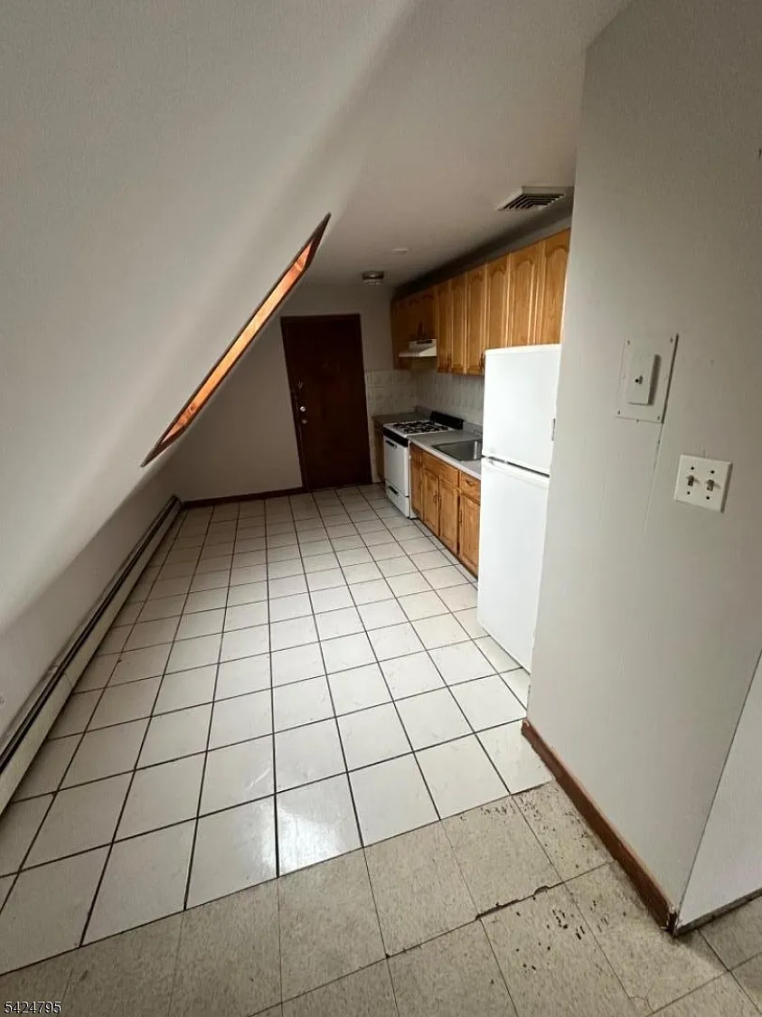 3 bed, 1.0 bath, $2,000 — Photo 2