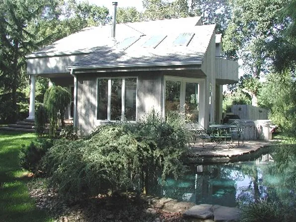 https://photos.zillowstatic.com/fp/746253b15ceafa8fabcaf96511b44767-p_e.webp