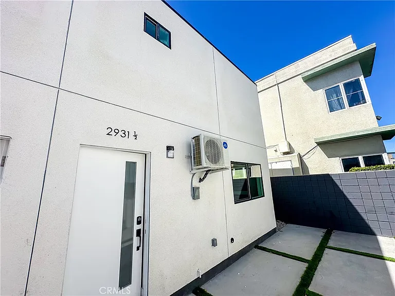2931 1/2 S Redondo Blvd — Photo 2