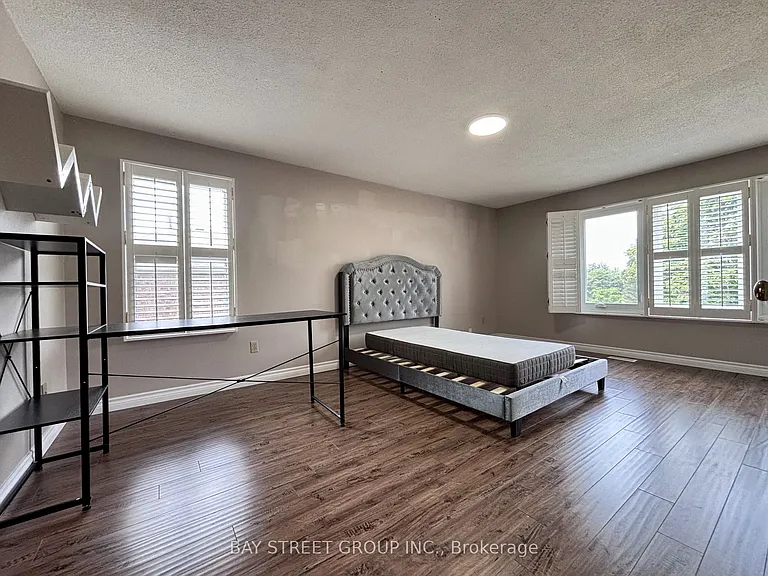 331 Green Ln — Photo 15