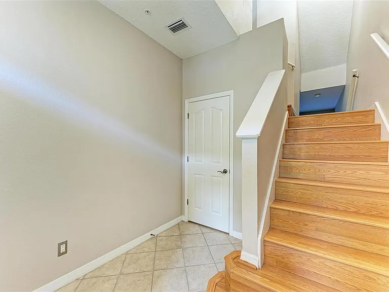 3047 Pointeview Dr — Photo 5