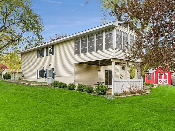 2nd image of 3170 Queensland Ln N