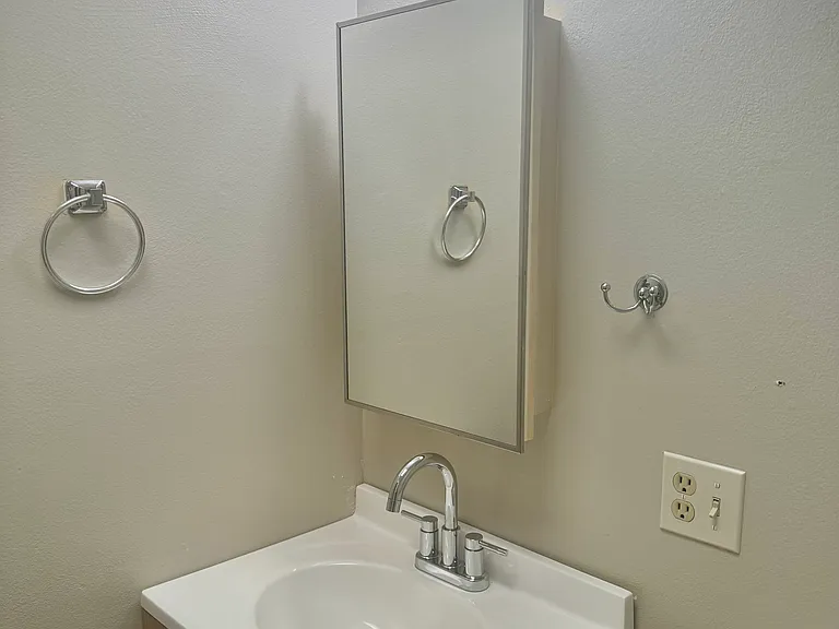 340 SW Deer St — Photo 12