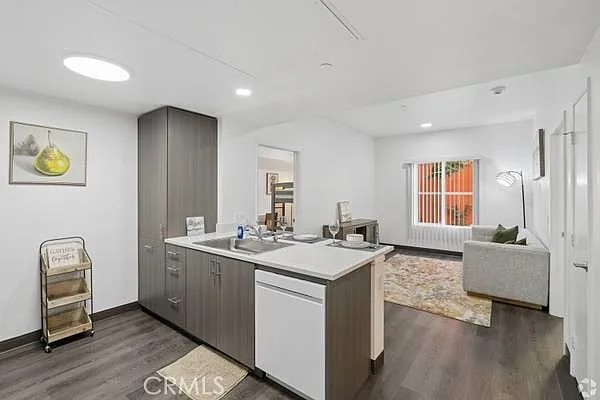 2 bed, 722 sqft, $1,984 — Photo 4