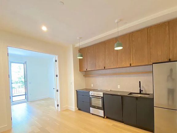 4th image of 426 Tompkins Ave #2I
