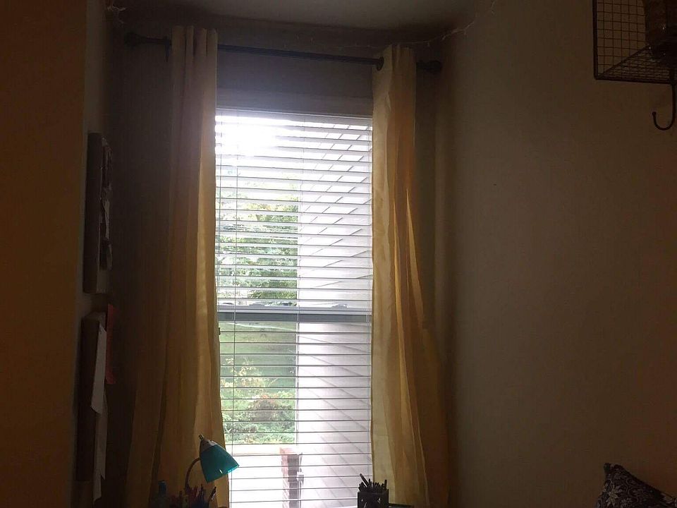 Bedroom - desk and window