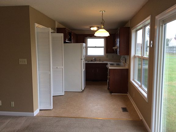3rd image of 1042 Bobcat Dr