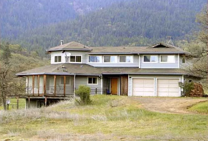 2025 Colestin Rd photo 1