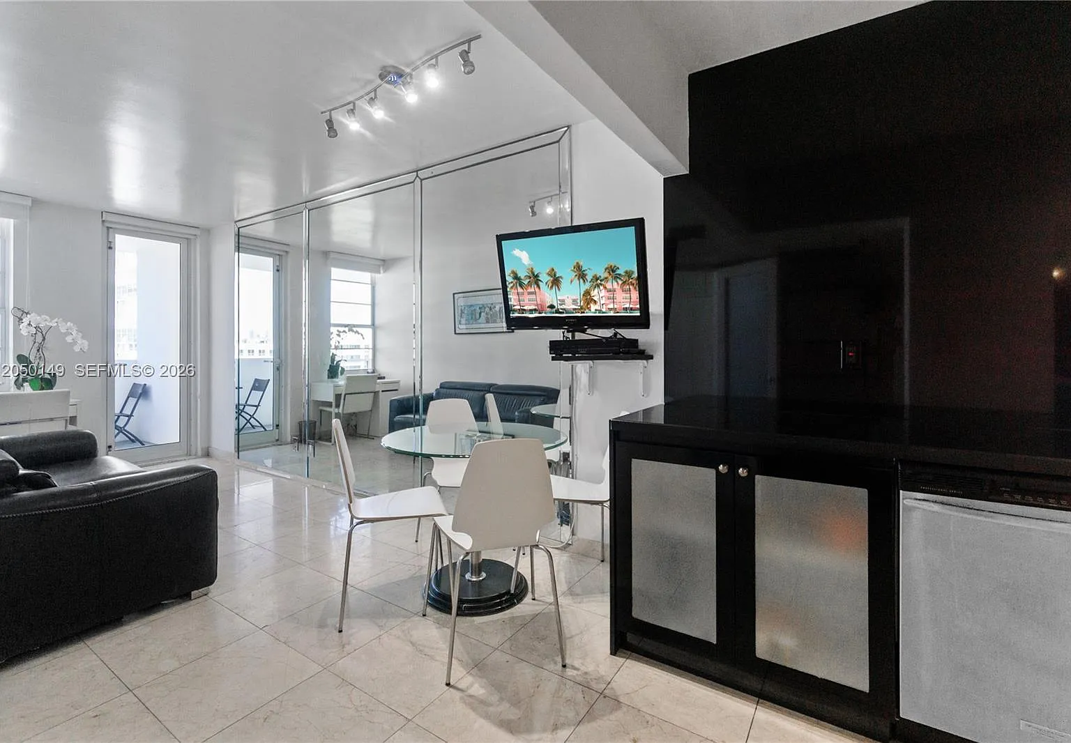 The Decoplage Condo — Photo 2