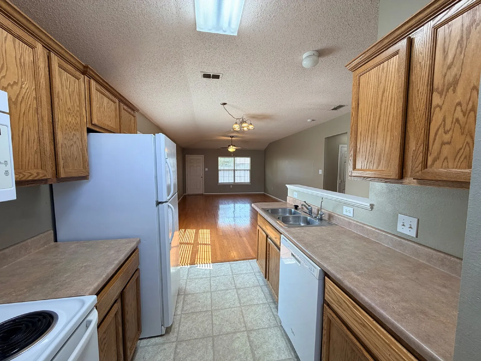 3 bed, 2.0 bath, 1315 sqft, $1,425 — Photo 4