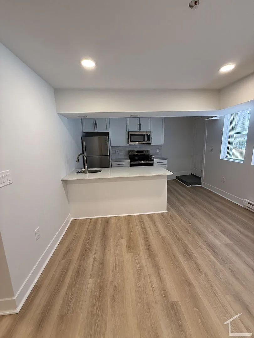 Check out this renovated 1.5 bed In Fenway! — Photo 3