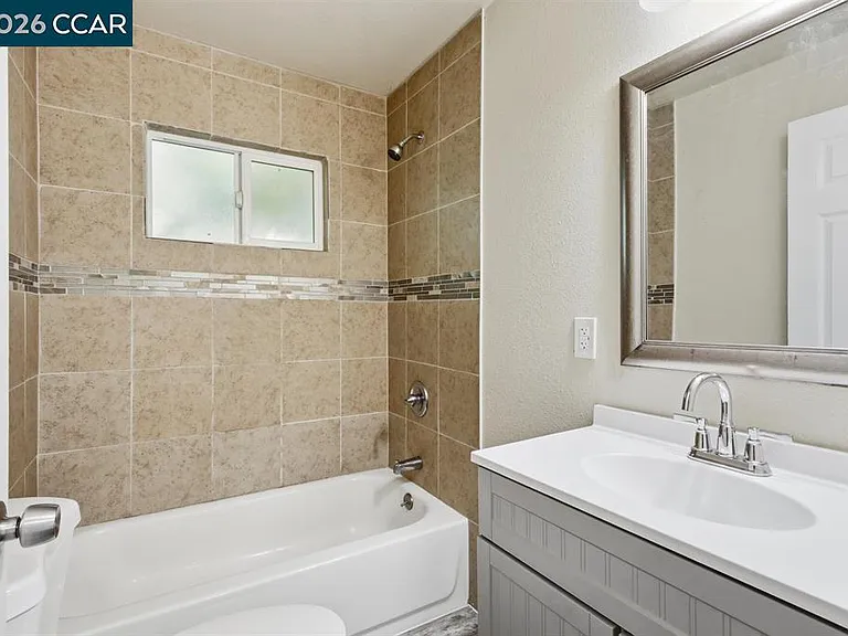 2225 E Myrtle St — Photo 10