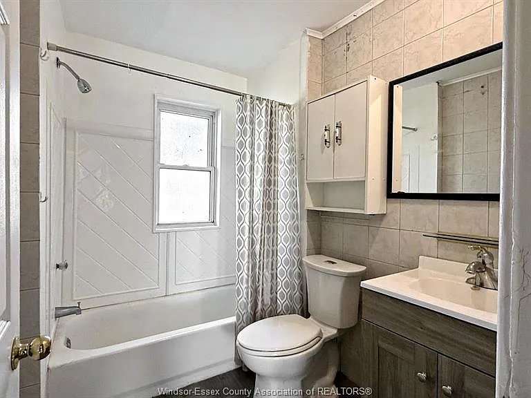 1424 Wyandotte St W — Photo 21