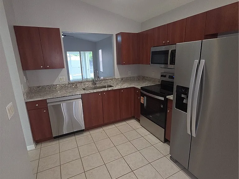 1032 SE 11th St #1 — Photo 2