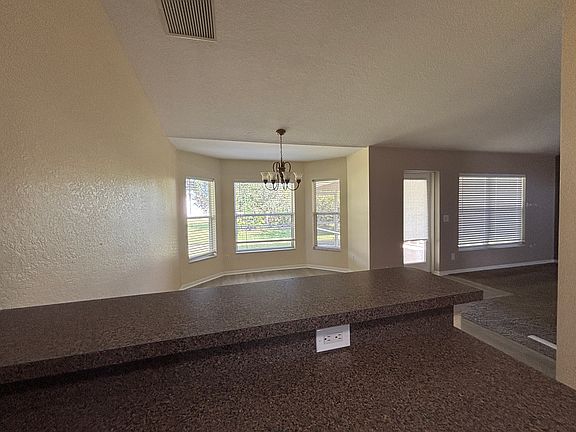 5th image of 322 Mendoza St