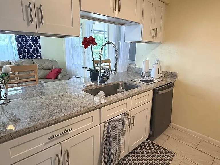 385 E Wildmere Ave — Photo 2