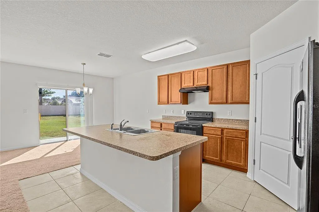 4 bed, 2.5 bath, 2696 sqft, $2,400 — Photo 4
