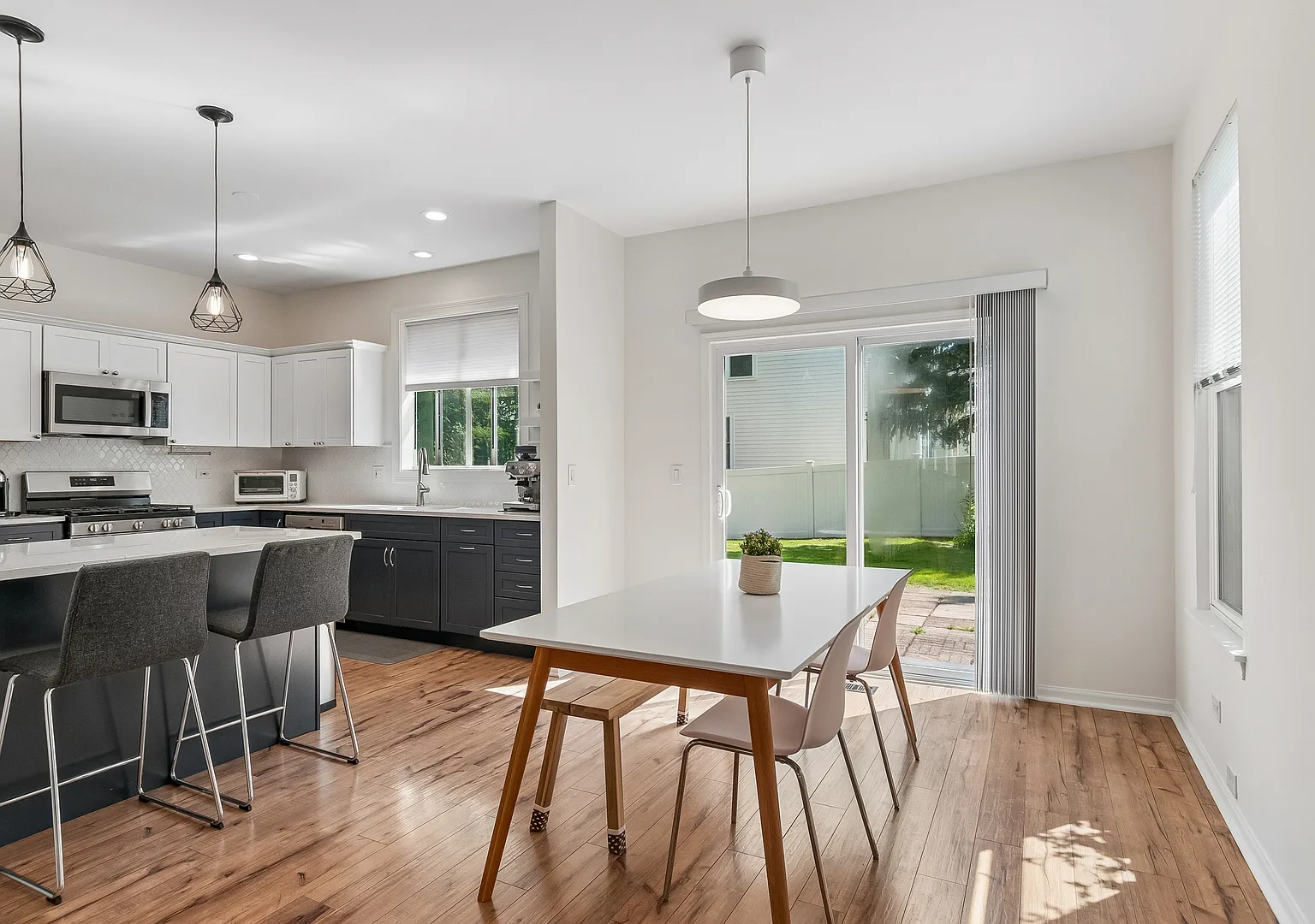 3 bed, 1376 sqft, $3,100 — Photo 3