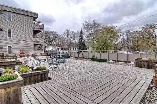 Large common deck