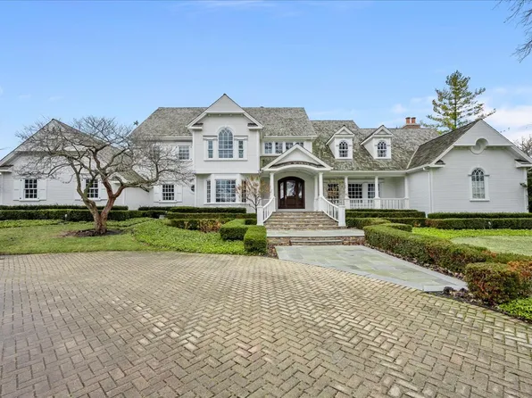 2220 Churchill Cir, Libertyville, IL 60048