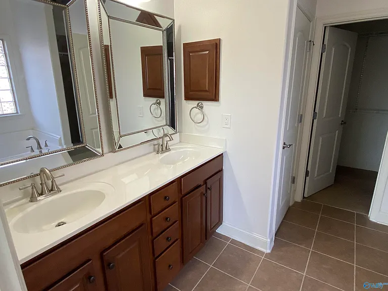 3015 Hampstead Dr SE — Photo 8