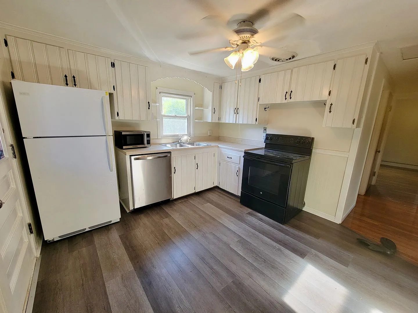 Beautiful 2-Bedroom Single Family House for Rent in South Hadley! — Photo 2